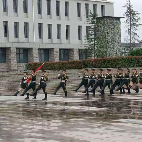 商学院隆重举行“心向阳光，青春绽放”升旗仪式