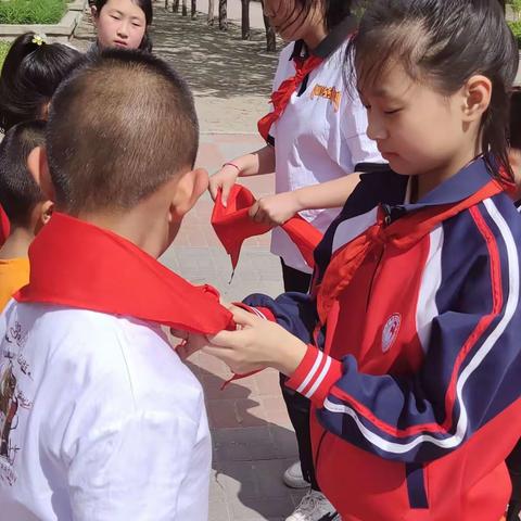红旗街郝家小学六一入队仪式