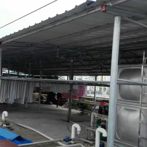 人民城管中队1月19日对三西路1号综合楼八楼顶乱搭建铁皮棚进行拆除（200平方）