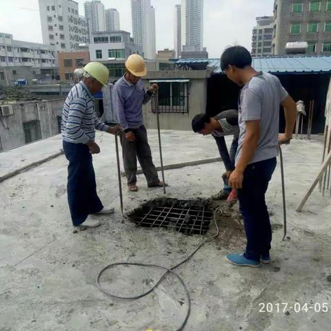 人民街道城管中队4月5日对捕捞村114号进行钢筋割除及楼面破坏（约60平方）