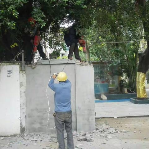 人民城管中队12月20日对五西路碧波花园小区业主占用公用地私设围墙进行拆除