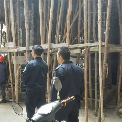 人民城管中队12月1日对拦海中村190号旁违章建筑进行模板拆除（约50平方），有效控违（约80平方）