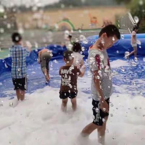 虎头新街幼儿园【夏日狂欢，泡沫之约】