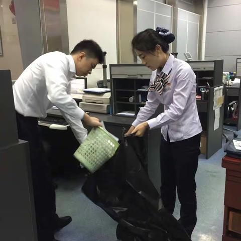 为迎接总行服务检查，营业室班后大扫除。