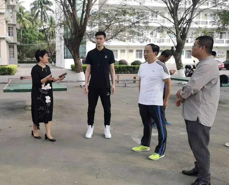 霍楠篮球训练营在陵水中学开营