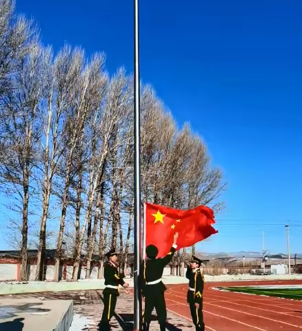 一花一草皆风景，一举一动铸文明——老府中学举行升旗仪式