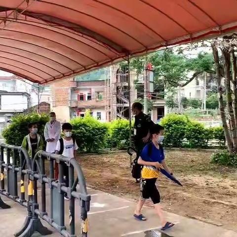 吉龙小学复学第一天               ——“神兽”归来，老师们辛苦了！