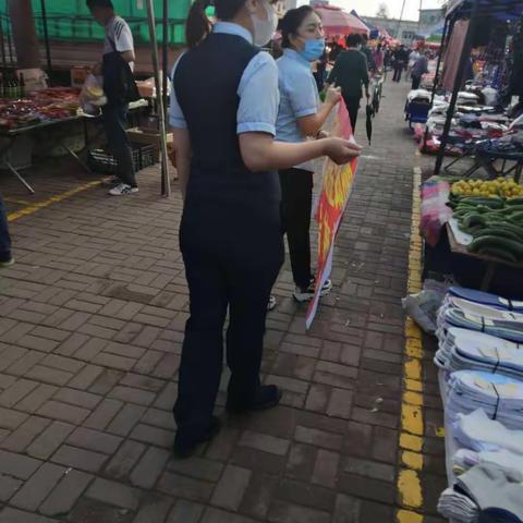 佳木斯市郊区分公司“收获金秋 ·邮政金融助力地摊经济”携邮支付收款神器深入铁西早市火爆造势