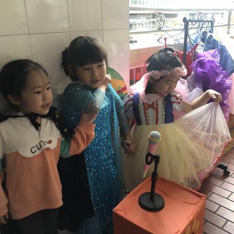 表演区里真热闹