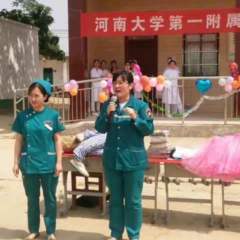 一附院急救中心的工作人员给孩子们演示溺水后的急救措施