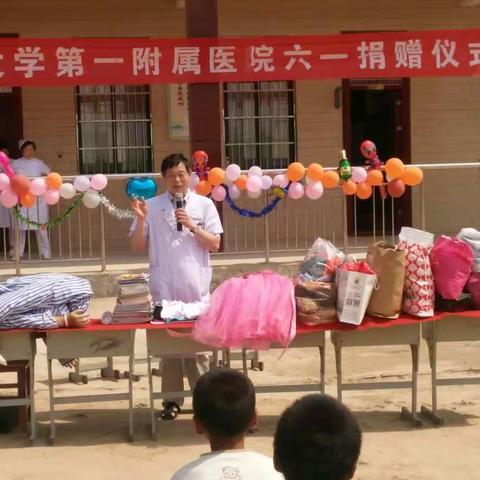 一附院的教授给孩子们讲解有关手足口病的预防知识