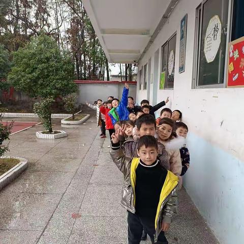 多元测评趣无穷，智慧闯关乐翻天——东渡教学点一二年级“无纸化测评”活动纪实