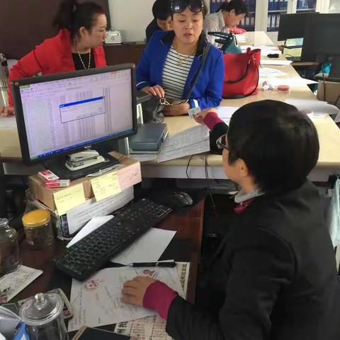 27社区为居民查询一卡通，办理就业失业登记证，报表工作