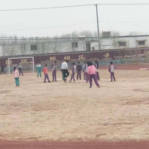 韩集乡季寺中心小学“教育文化培树年”系列之六__展童年风采，成国家栋梁(足球)