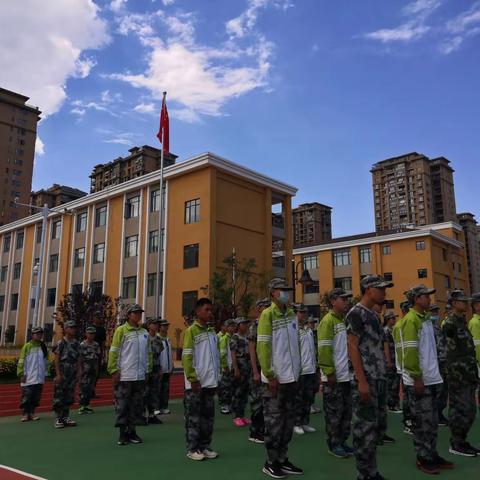 飘飘国旗铸钢铁意志，巍巍军风展学生英姿——经开三中2020——2021学年秋季学期行为规范训练