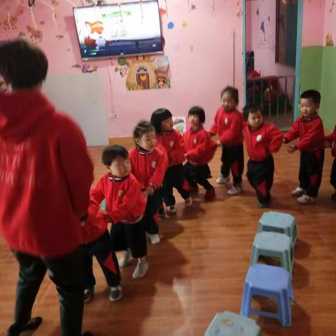 小小班公开课《剥橘子》