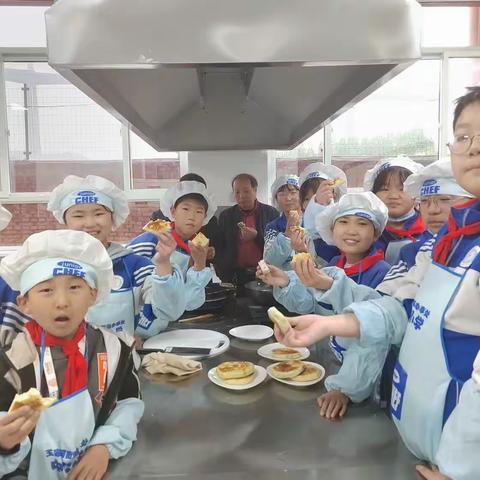 烙出美味    烙出幸福——王家河街道办事处中心小学“快乐小厨”烹饪社团活动掠影