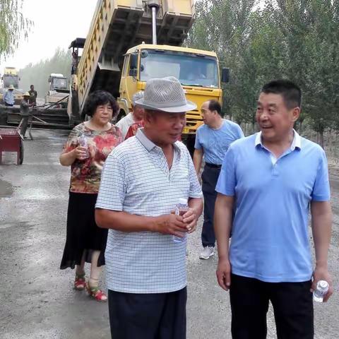 五原县交通运输局组织全体退休老党员观摩重点工程建设