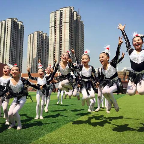 足尖下的绚丽童年