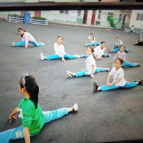 第三实验小学进行健美操训练