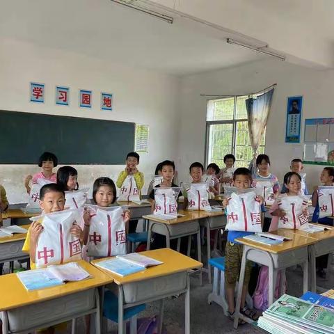 感恩汀汀公益圆良田小学学子们校服梦