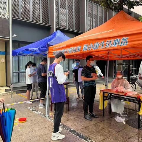 热心居民雨天送伞，助力社区抗击疫情---天泰寺街道桥西社区