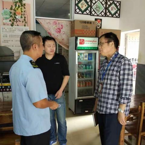 区食药监局黄远礼局长亲自带人和食药监所开展迎接省卫生镇考核的食品安全检查