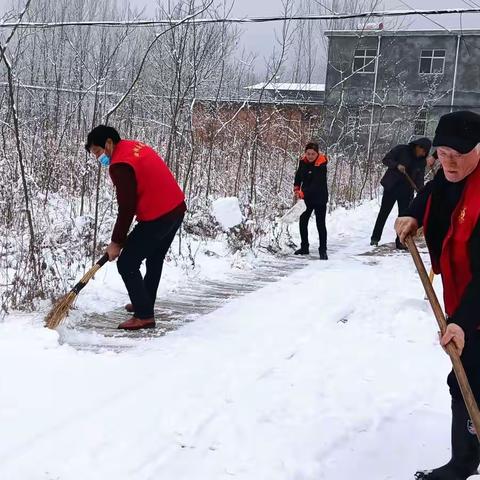 抗击雨雪冰冻  他们在行动