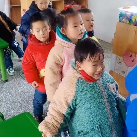 紫幼小1班萌宝之美工活动《圆圆的……》