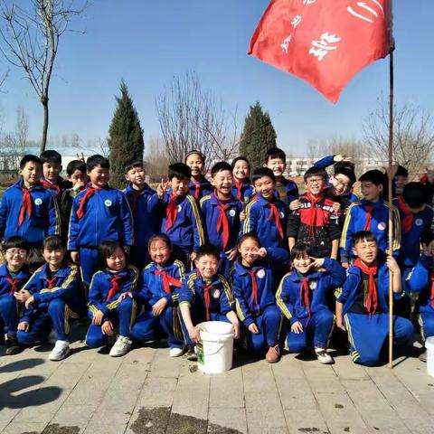☀☀☀阳光明媚，我们给小树浇水，虽然很累，但是每个人脸上都洋溢着开心的笑容