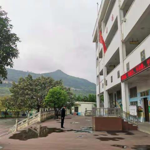 高卡小学举行为抗击疫情牺牲烈士和逝世同胞悼念活动简报