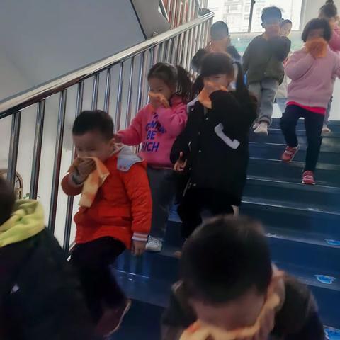 “火”速行动  防患于未“燃”——苏仙区机关幼儿园南园消防疏散演练活动