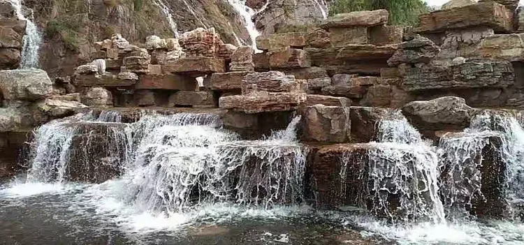 自然+人造瀑布。