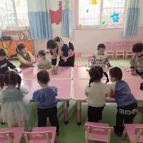 童馨幼儿园[爱心]《整理小课堂》“习惯养得好，终生受其福”。幼儿的生活自理能力是幼儿独立性…