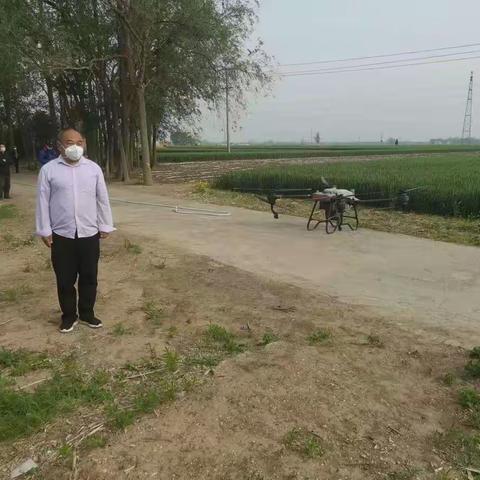 农业农村局驻东胡堡工作队协调无人机为群众喷洒农药，受到群众一致好评！