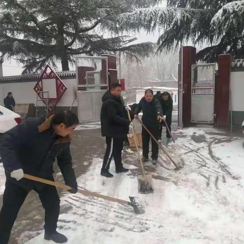 寨豁乡：扫雪除冰 助力人居环境整治