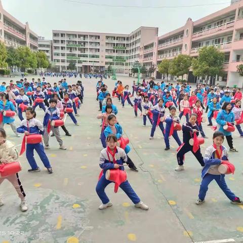 心随鼓动鼓人心，腰鼓社团魅力高