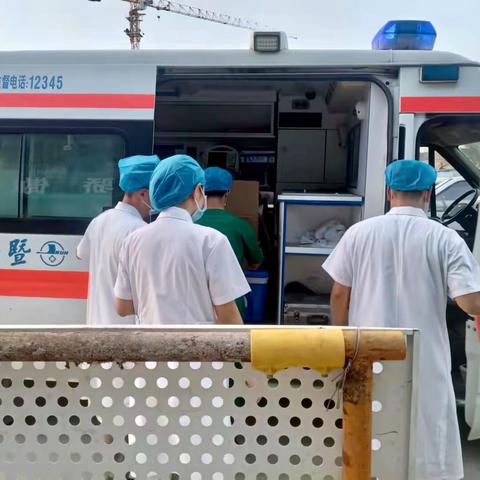 中秋日，黄冈卫生院联合暨南大学附属第一医院来到唐商广场给633位员工做核酸釆样