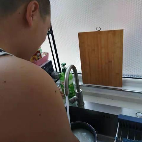 七年创建卫生城，大手拉小手