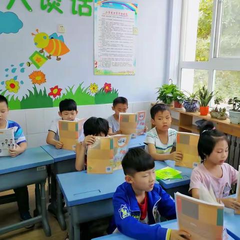 凝心聚力，通力合作---- 一年级三班家校共同打造最美教室侧记