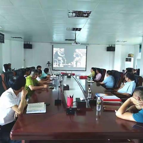 海南橡胶加钗分公司组织党员干部观看廉政教育系列片活动