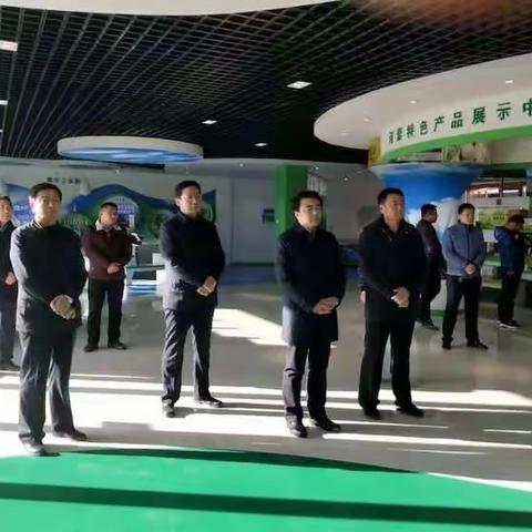 巴彦淖尔市政府市长张晓兵，市政府秘书长尹兆平一行到我县电子商务产业园调研