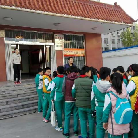 濮阳市子路小学五年级（7）班，到市档案局参观红色教育基地。