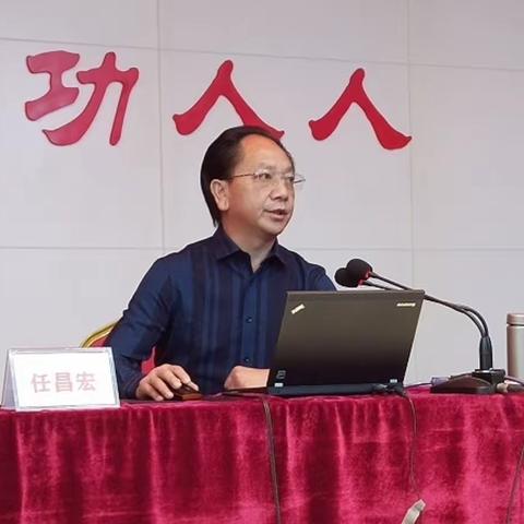 “梨香大讲堂”开讲了——任昌宏为二中高三学子授课