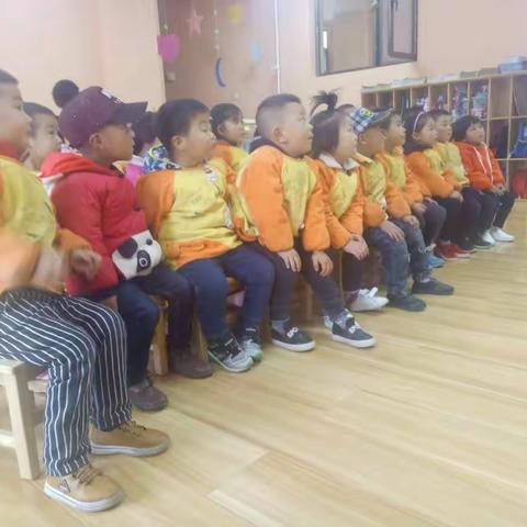 不跑跳，安全上下楼梯我知道！——西和县向阳幼儿园中二班安全活动