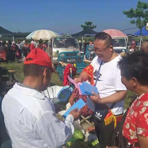 聚焦重点人群 普及反洗钱知识——邮储银行威海市分行走进乳山下初镇集市