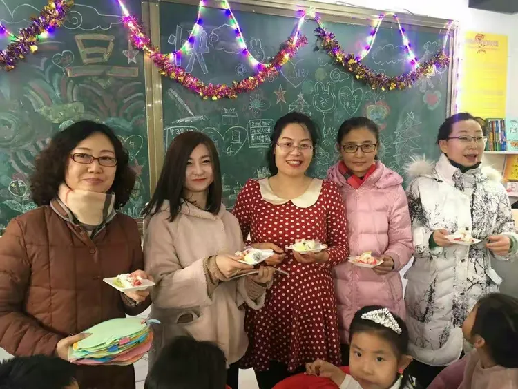 玉泉区头道巷小学举行"迎元旦 共联欢"班级联欢会