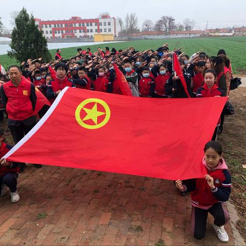 祭扫革命烈士墓 争当中华好少年——上口镇邵村小学清明扫墓祭英烈活动