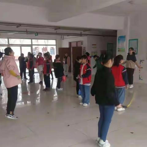 阳春三月天   巾帼风采展 --古城中心小学举行“庆三八”活动