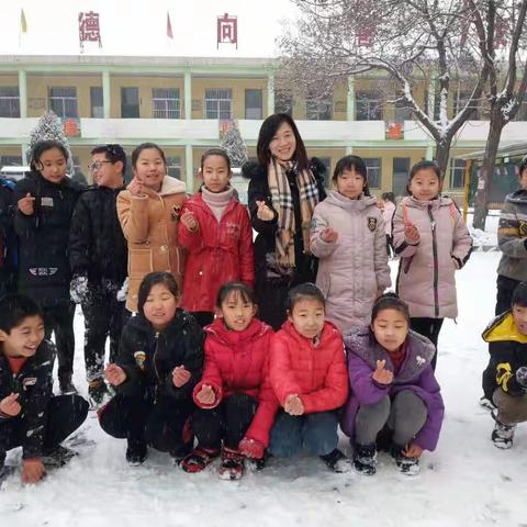 薛村镇高红小学五一班：喜迎2020年的第一场❄️，孩子们尽情地玩耍吧！